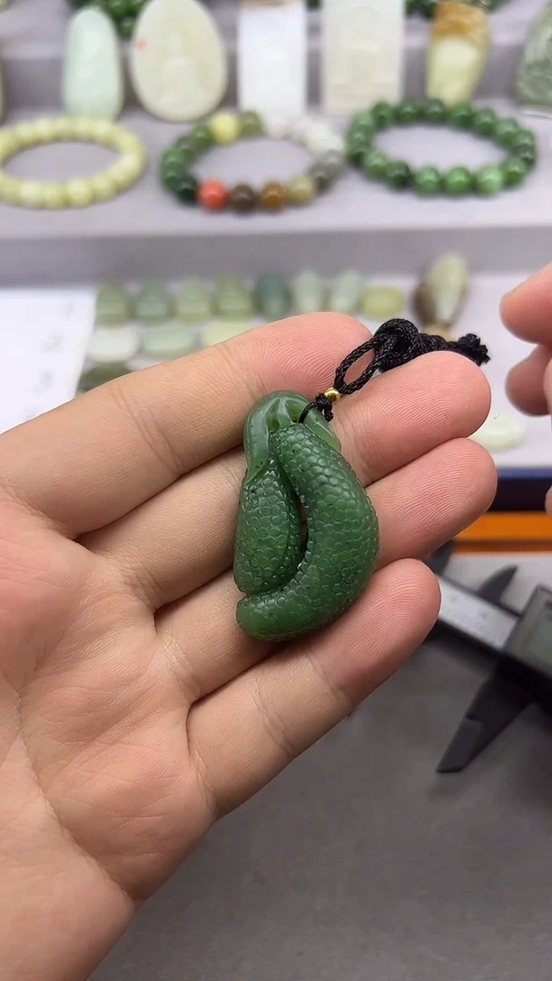 和田玉未镶嵌颈饰和田玉 未镶嵌 颈饰