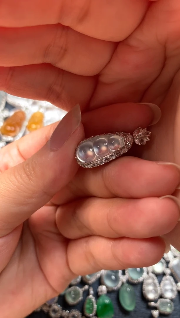 颈饰18K金镶嵌翡翠玻璃豆子