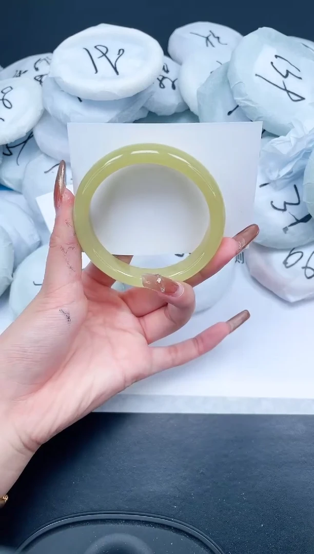 【闪购商品】石英质玉手镯未镶嵌158-59