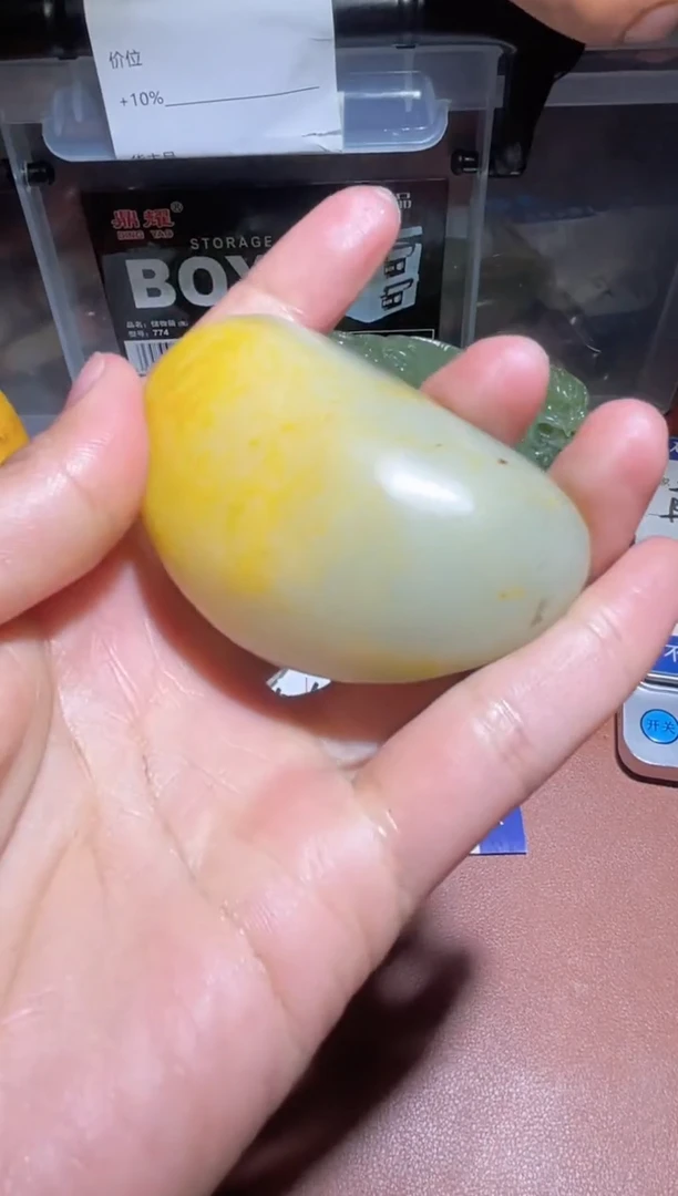 未镶嵌和田玉（糖玉）挂件和田玉