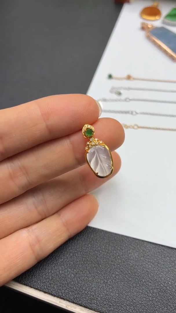 颈饰18K金镶嵌翡翠天然翡翠A货