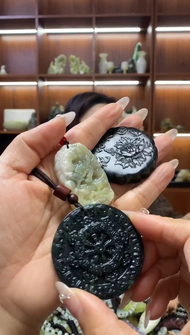 未镶嵌岫玉吊坠拍一发三