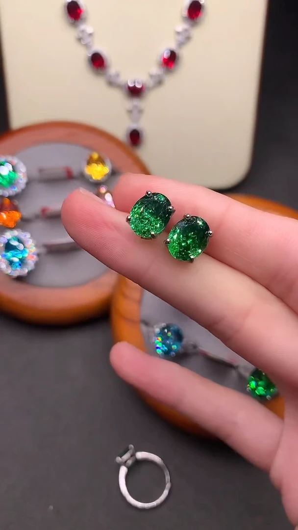 银S925镶嵌耳饰石榴石（沙弗莱）·······