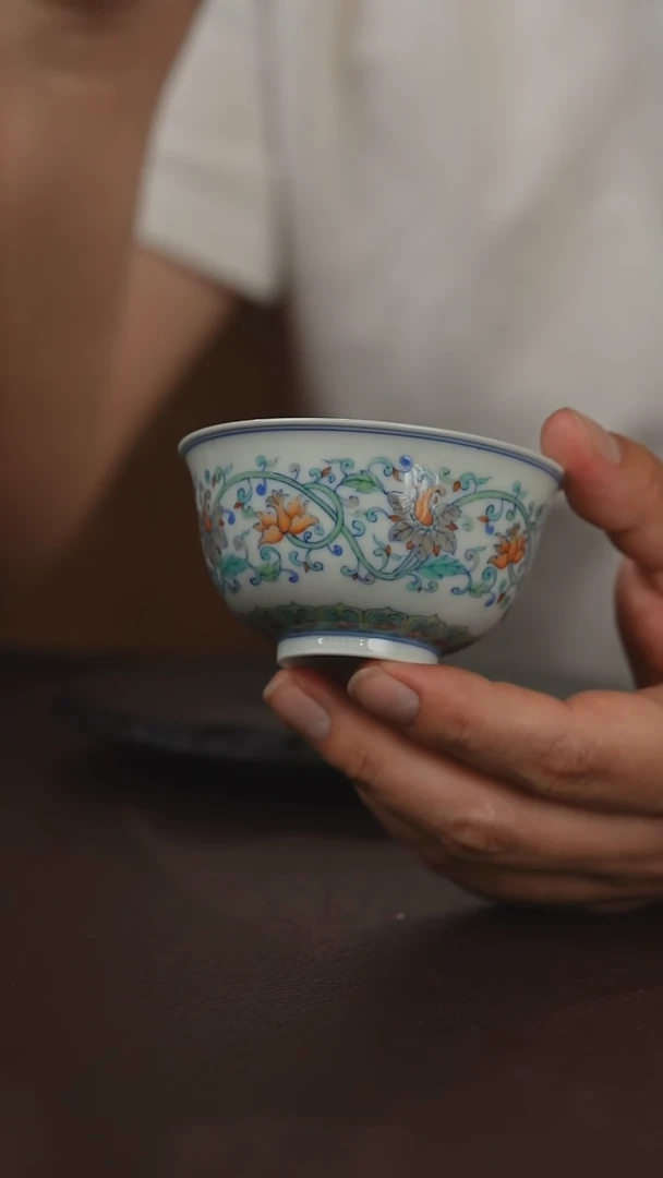 景德镇手绘斗彩西番莲陶瓷主人杯