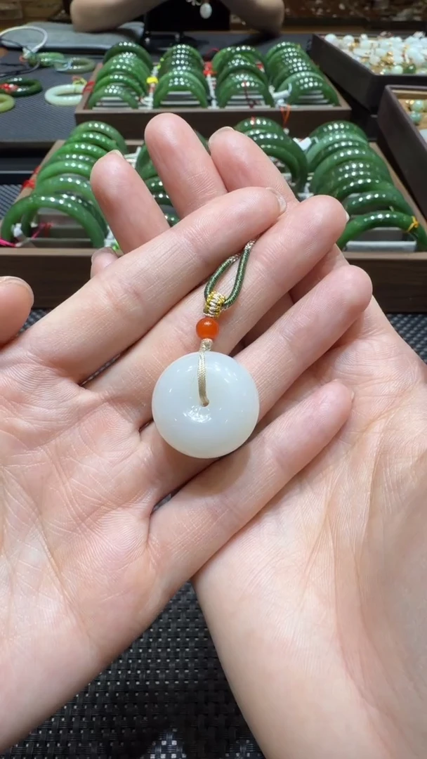 颈饰未镶嵌和田玉挂件