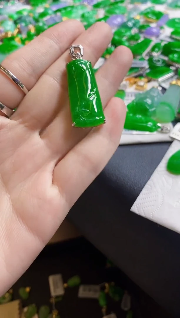 翡翠18K金镶嵌颈饰好***?竹子