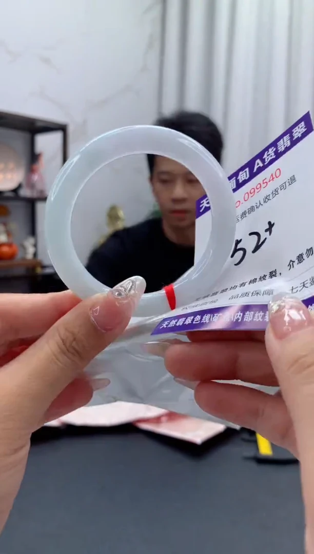 未镶嵌手镯翡翠有纹，完美者勿拍