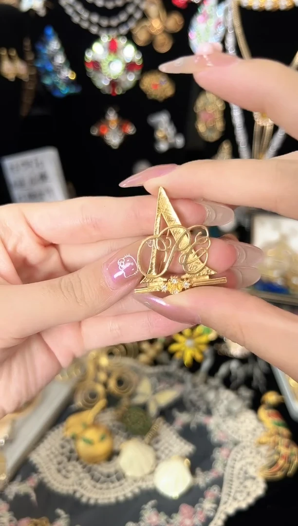 铜合金合成碳硅石avon字母a书本款胸针