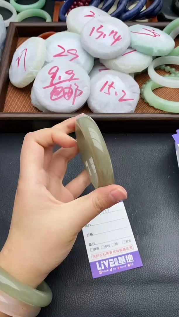 未镶嵌手镯石英质玉187+56.5