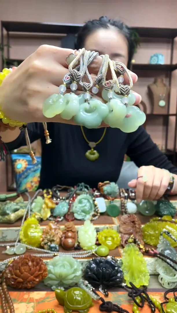 未镶嵌岫玉吊坠多样性发货发其中之一