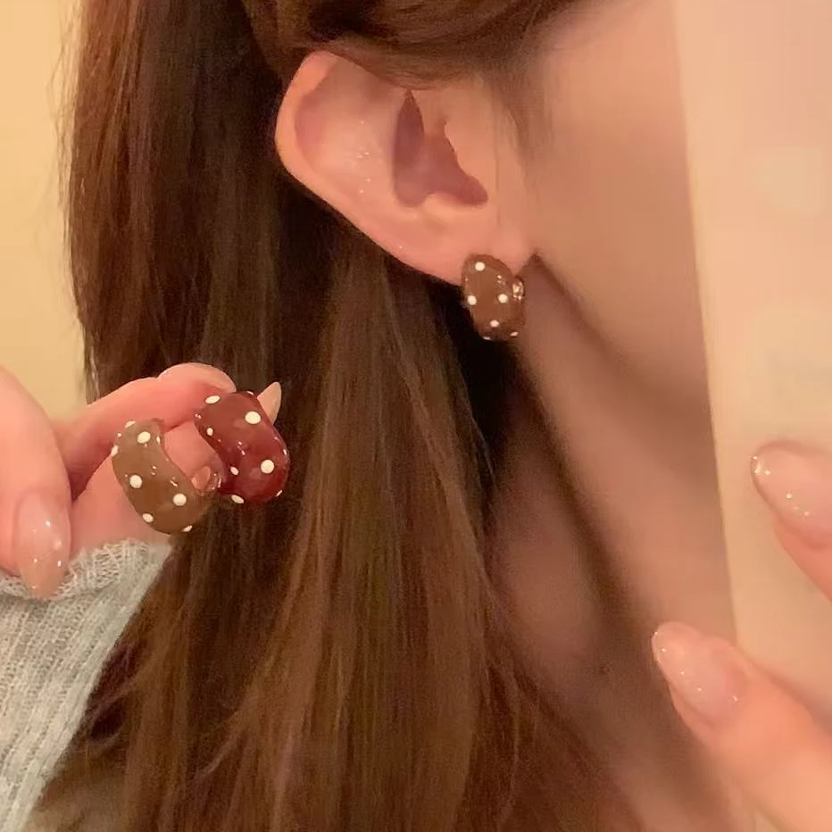 铜合金树脂耳饰 秋冬复古轻奢美拉德波点C型耳环女气质耳针耳饰