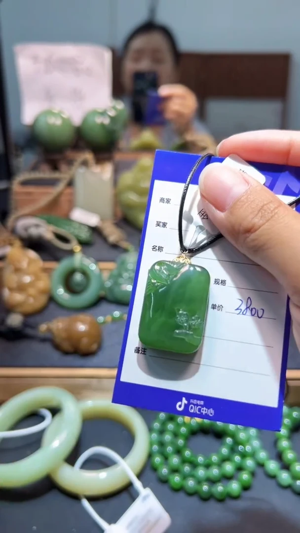 颈饰18K金镶嵌和田玉（碧玉）1
