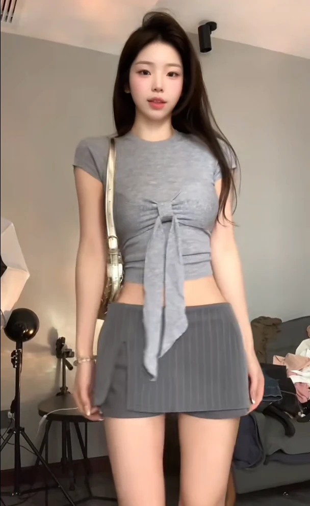 时尚气质显瘦灰色圆领设计感上衣+灰色条纹半身裙女新款小众高级