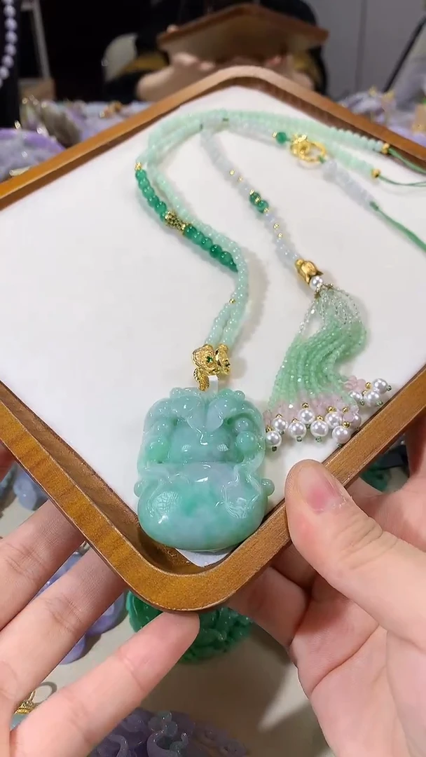 颈饰未镶嵌翡翠吊坠
