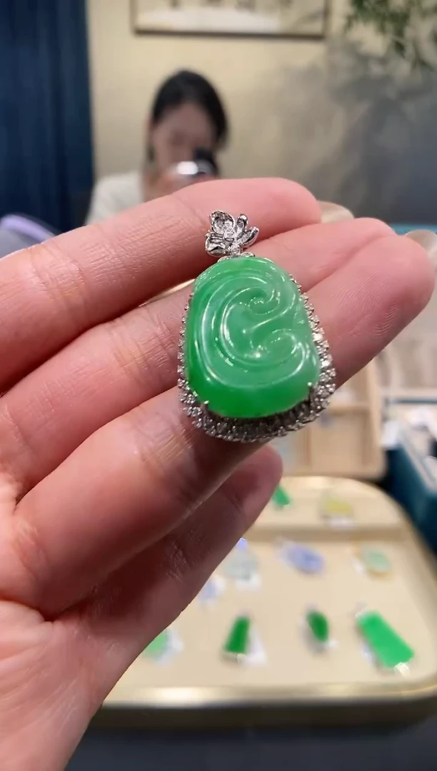 【闪购商品】翡翠吊坠(不含链)18K金镶嵌如意