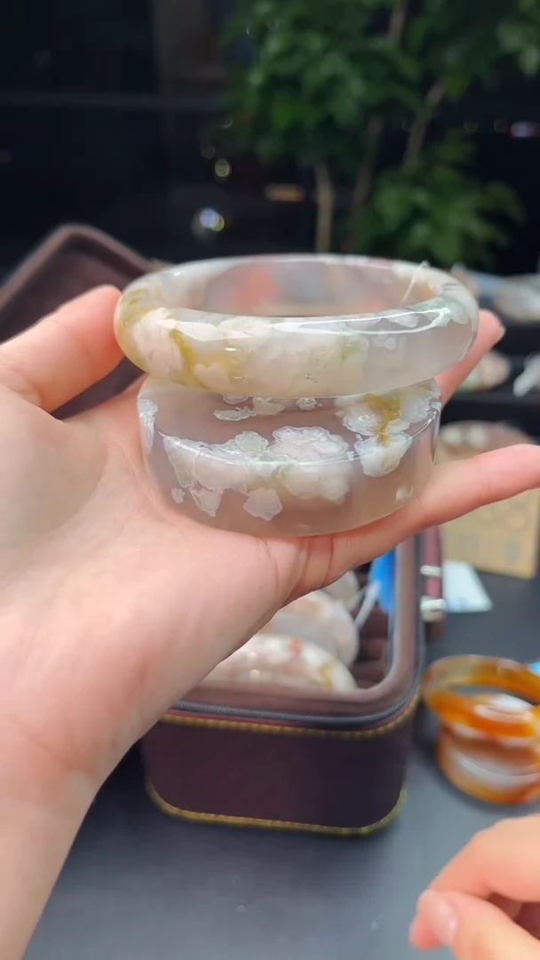 【闪购商品】石英质玉手镯未镶嵌赠送镯心(圈口65