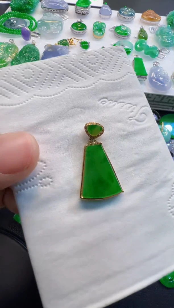 翡翠18K金镶嵌吊坠(不含链)2600