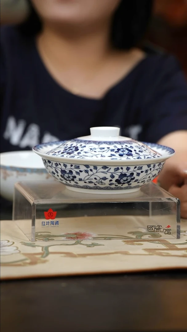 2个微瑕青花牡丹8英寸金架盖碗