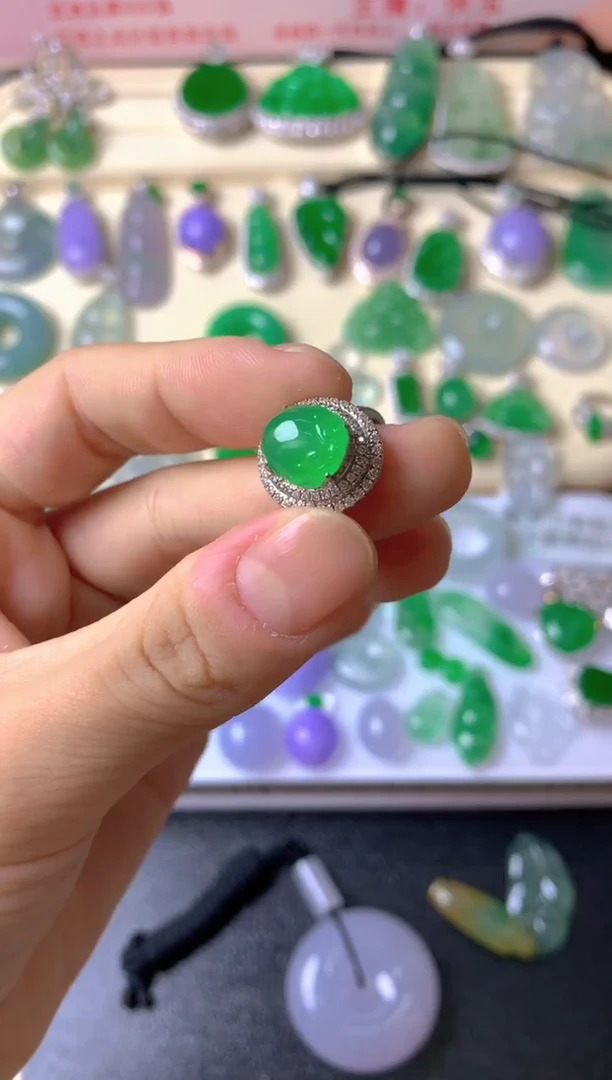 18K金镶嵌戒指翡翠珠?戒指