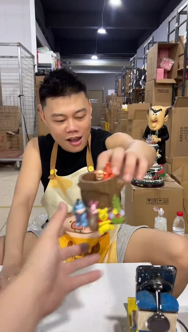 瓷片维尼树桩笔筒 树脂