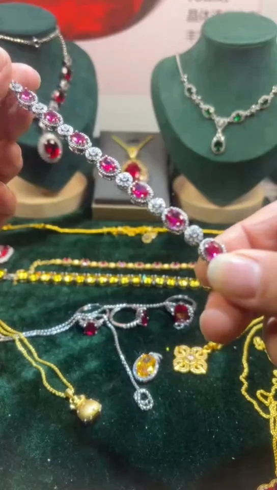 18K金镶嵌手链红宝石1