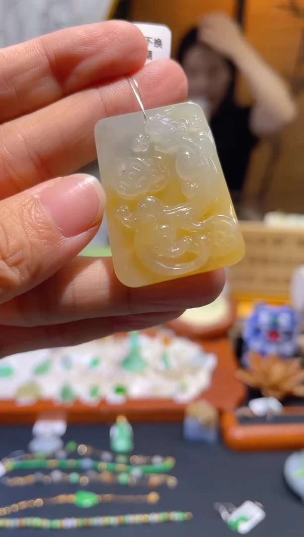 翡翠未镶嵌颈饰假一赔三
