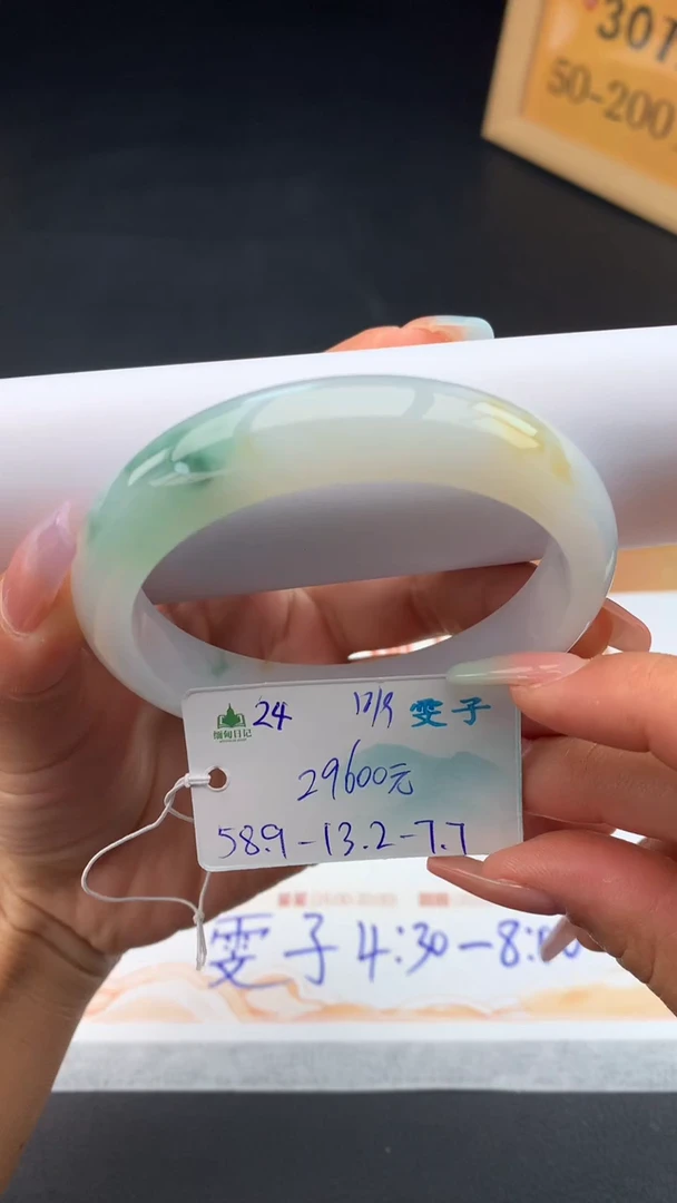 未镶嵌手镯翡翠自带#送人#，联系客服核对地址~