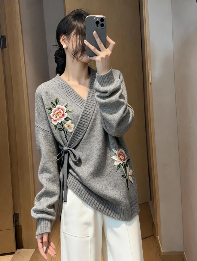 新中式国风休闲小众设计感系带花枝针织v领灰色上衣女2025冬毛衣