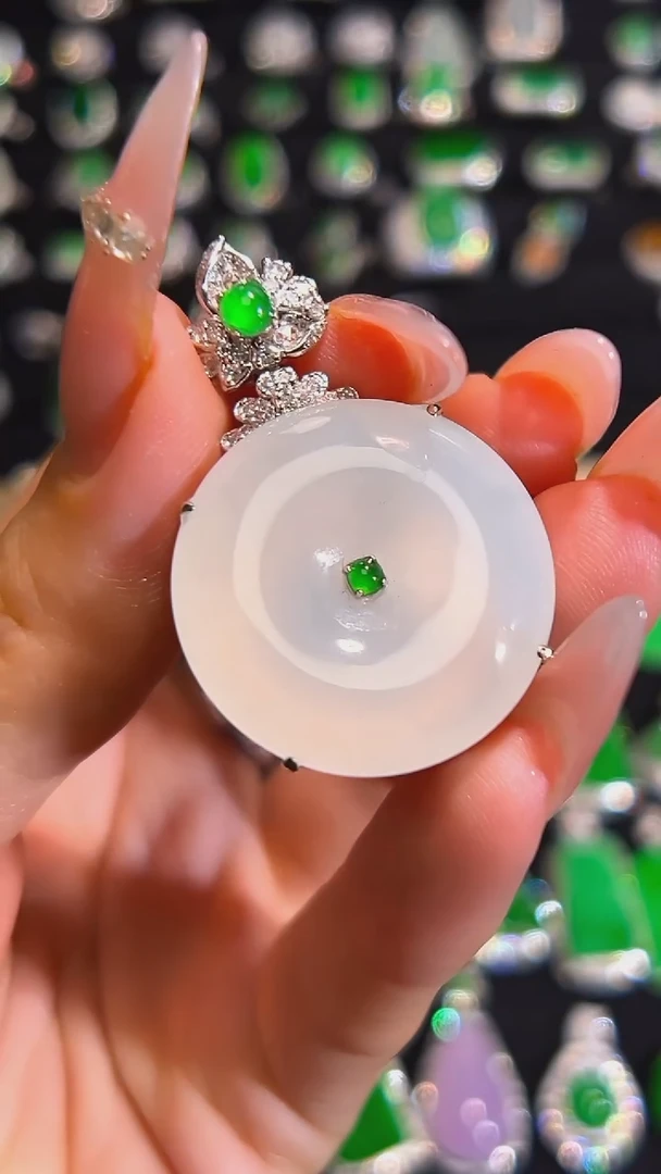 18K金镶嵌挂件翡翠吊坠