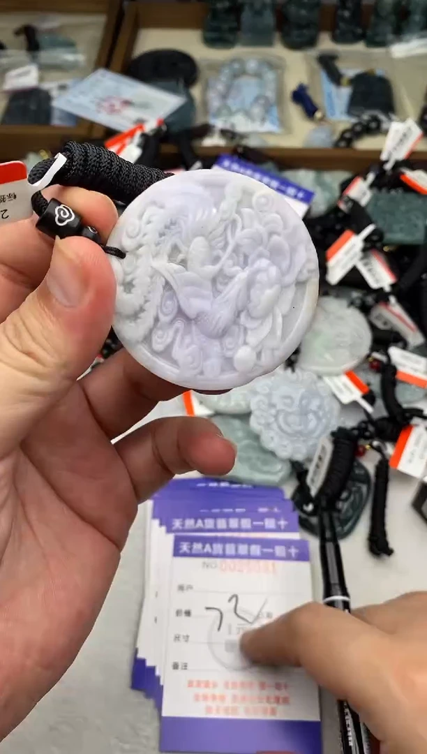 翡翠未镶嵌颈饰 多样性发其一