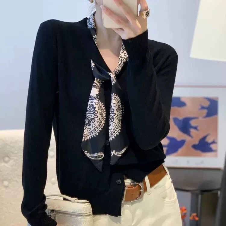 秋季新款洋气配丝巾毛衣时髦V领显瘦百搭打底针织开衫上衣女外套