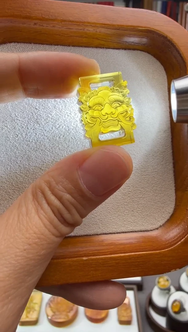 未镶嵌颈饰琥珀经书扣