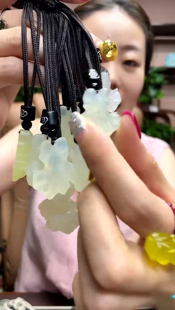 岫玉未镶嵌吊坠多样性发货发其中之一