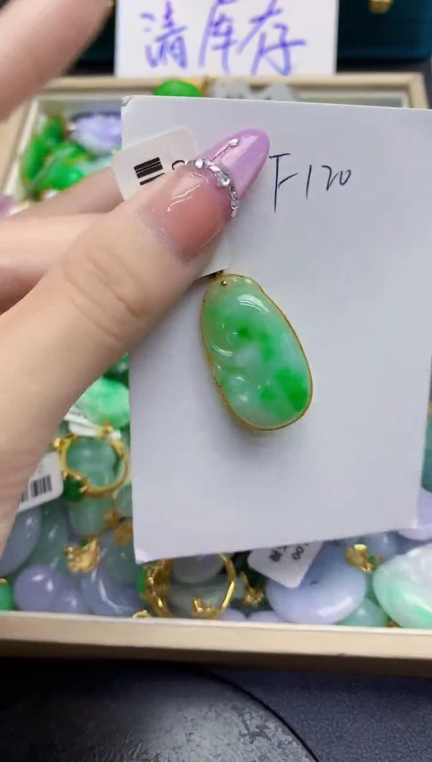 翡翠18K金镶嵌颈饰缅甸天然翡翠A货
