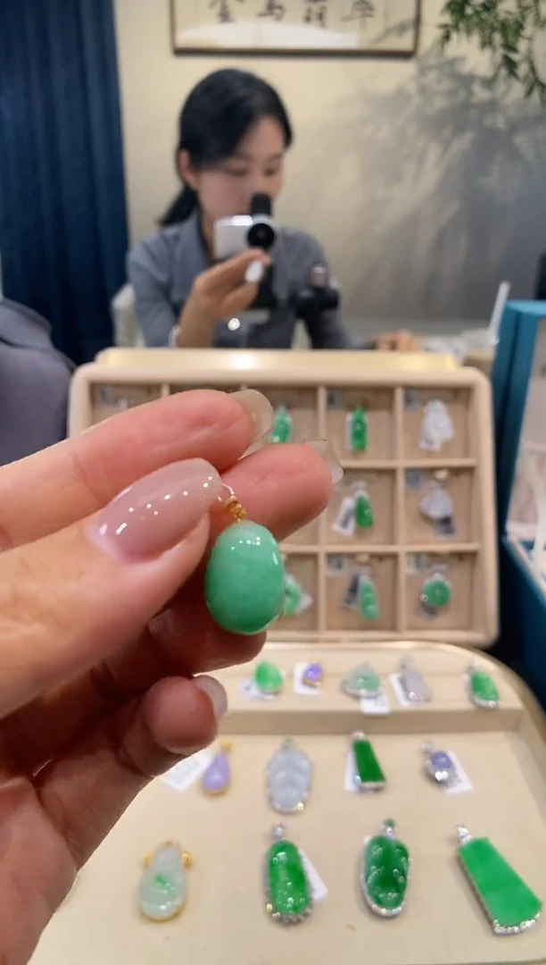 【闪购商品】翡翠吊坠(不含链)18K金镶嵌蛋面