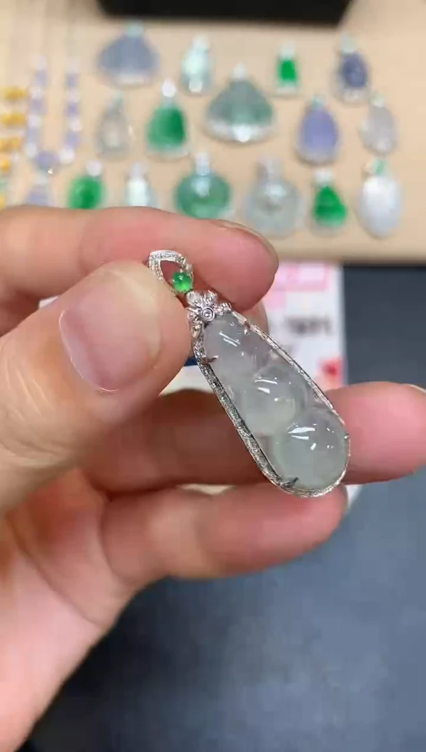 颈饰18K金镶嵌翡翠福豆【无服务费【48小时鉴赏期】