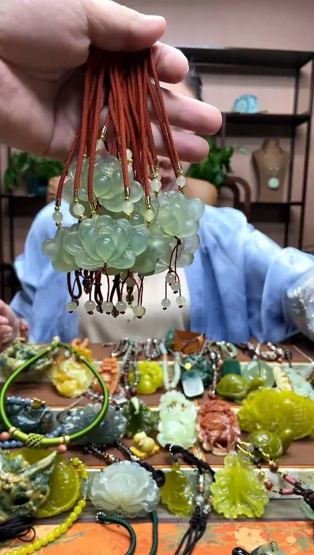 未镶嵌岫玉颈饰多样性发货发其中之一