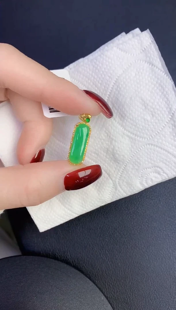 颈饰18K金镶嵌翡翠缅甸天然翡翠A货