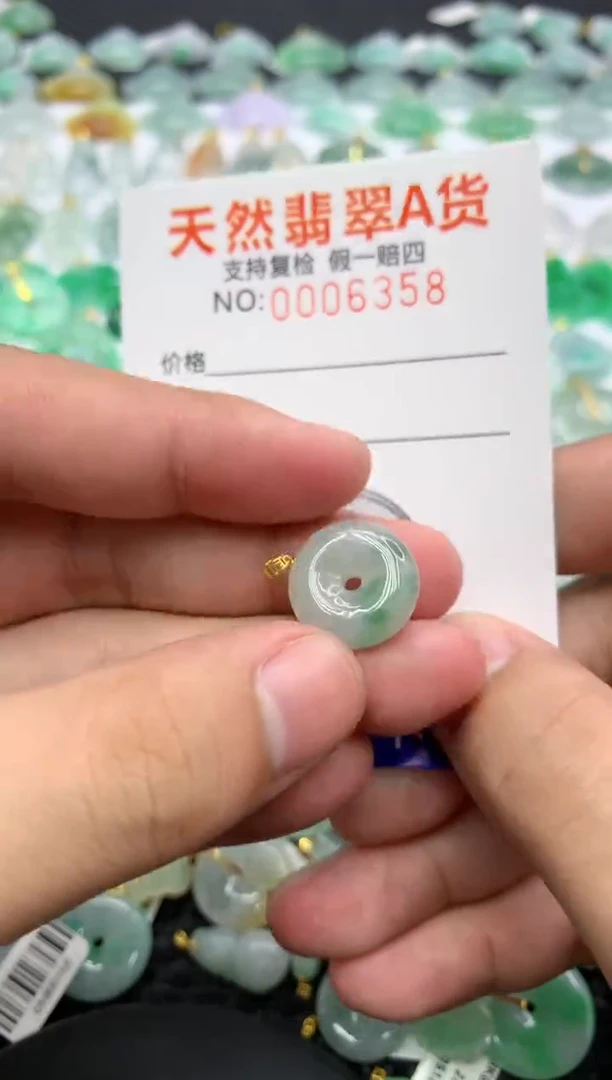 翡翠18K金镶嵌颈饰1111111111111