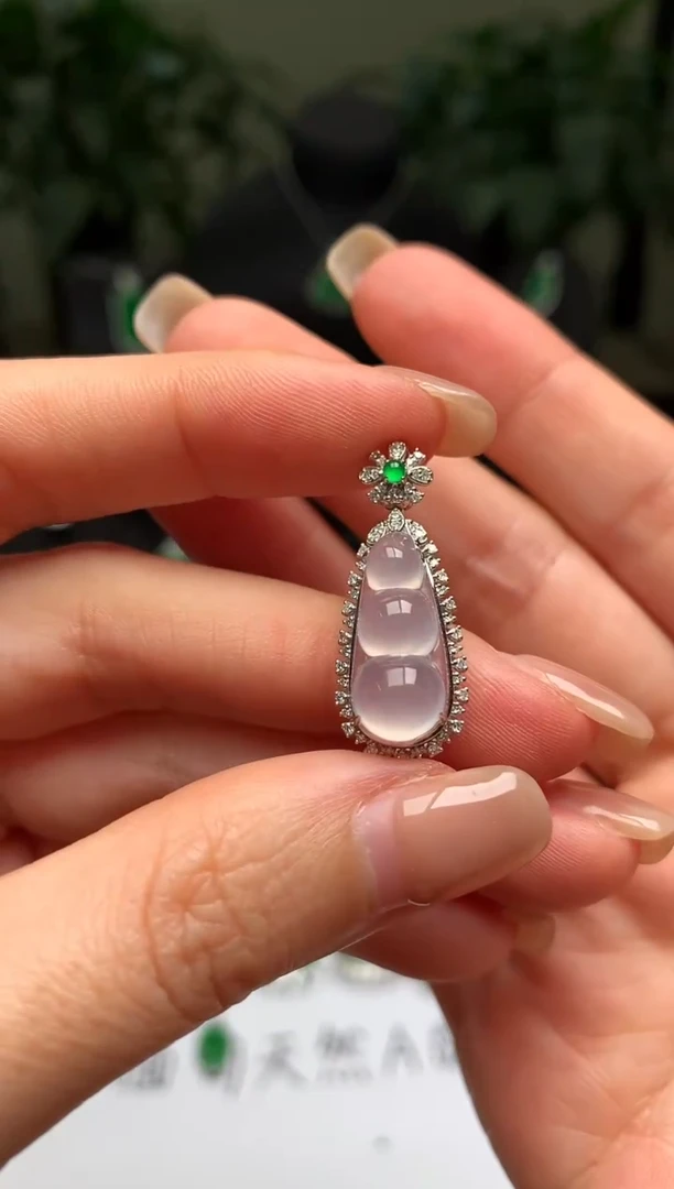 颈饰18K金镶嵌翡翠福豆