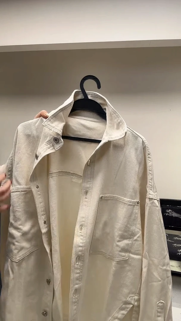 白色时尚工装牛仔外套