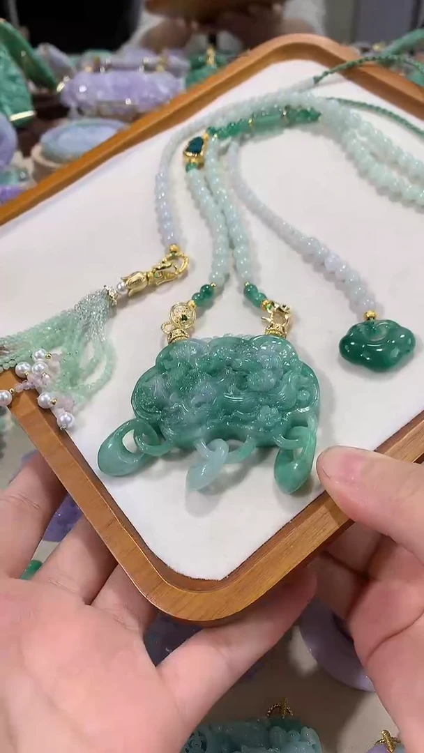 颈饰未镶嵌翡翠吊坠