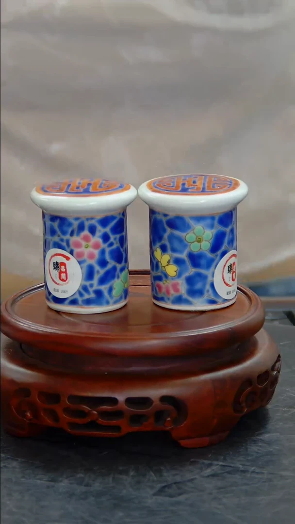 瓶蓝地粉彩花卉纹轴头一对