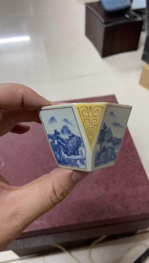 无运费险不带礼盒略有瑕疵有点脏介意勿拍