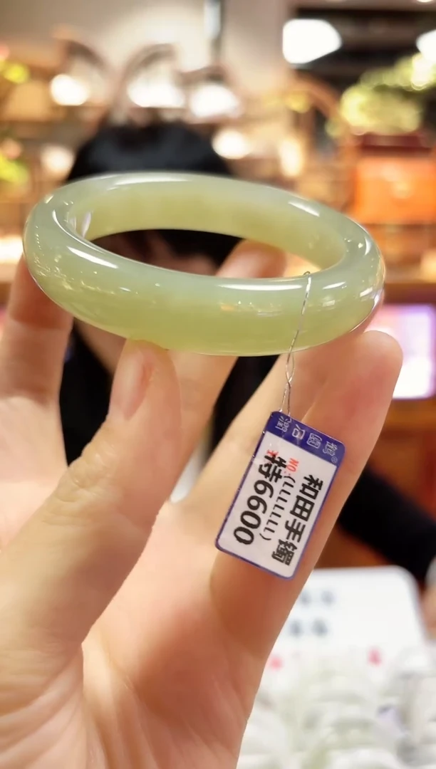 颈饰未镶嵌和田玉手镯54.3