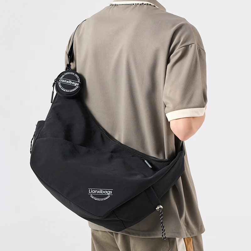斜挎包男生潮牌2025新款时尚休闲机能骑行运动潮流邮差男款单肩包