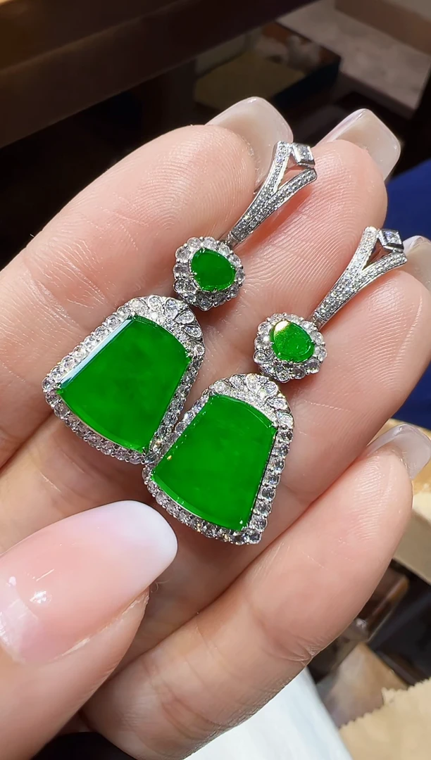 18K金镶嵌翡翠耳饰无事牌