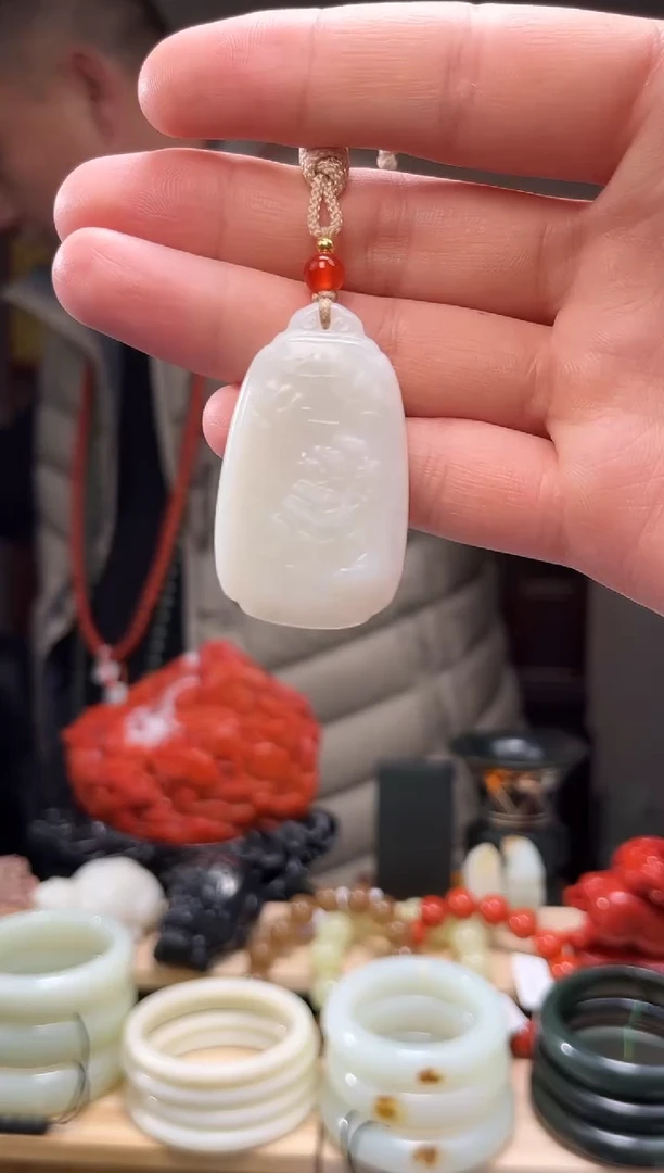 颈饰未镶嵌和田玉吊坠