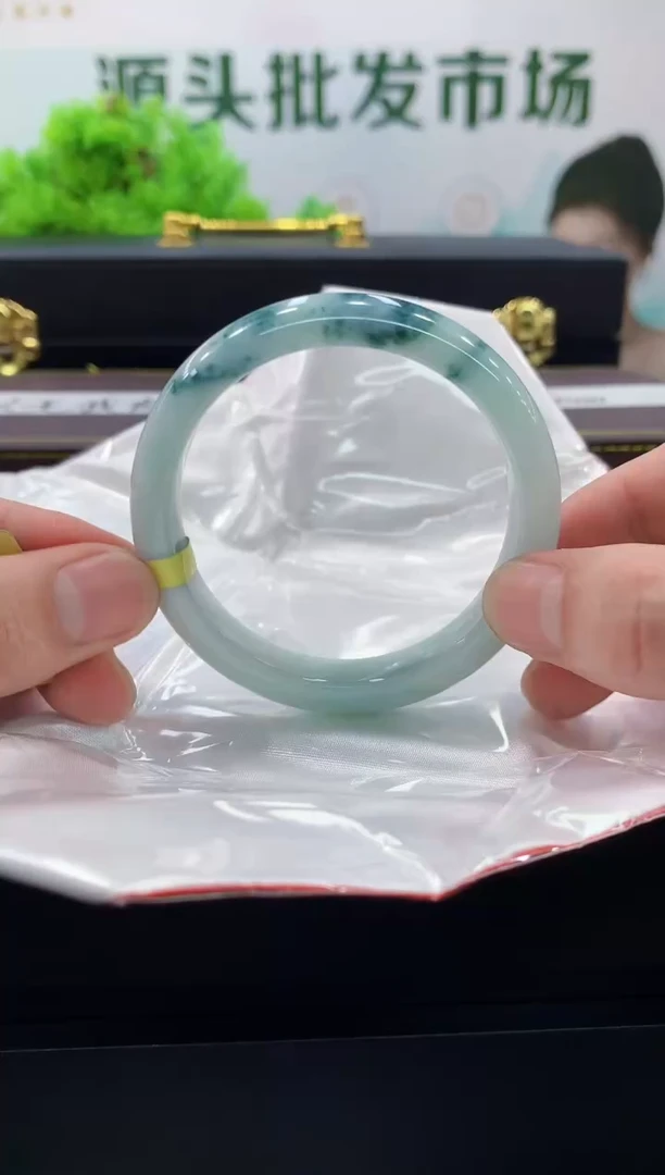 翡翠手镯未镶嵌手镯