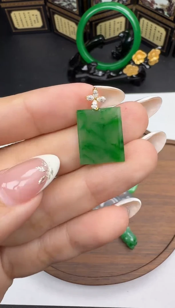 吊坠(赠链)18K金镶嵌翡翠2600